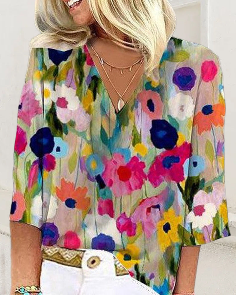 Casual shirt with three-quarter length sleeves and V-neck in a colourful floral print