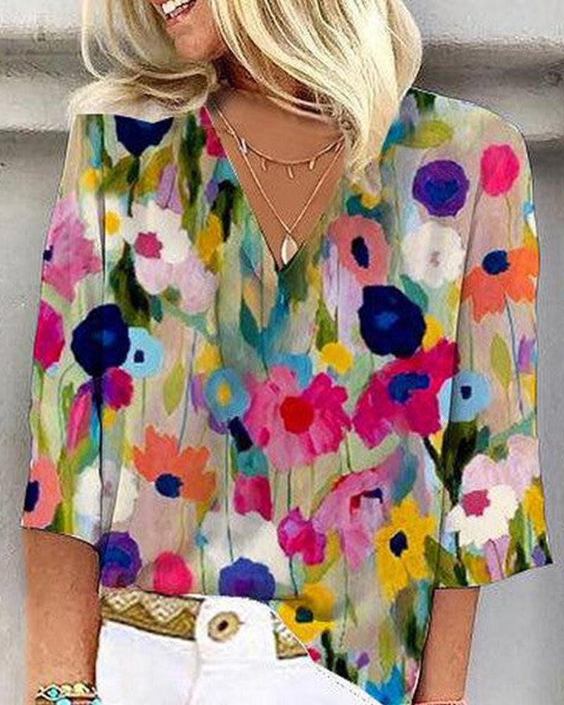 Casual shirt with three-quarter length sleeves and V-neck in a colourful floral print