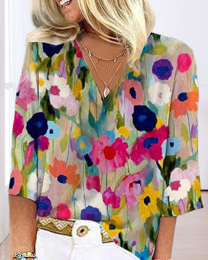 Casual shirt with three-quarter length sleeves and V-neck in a colourful floral print